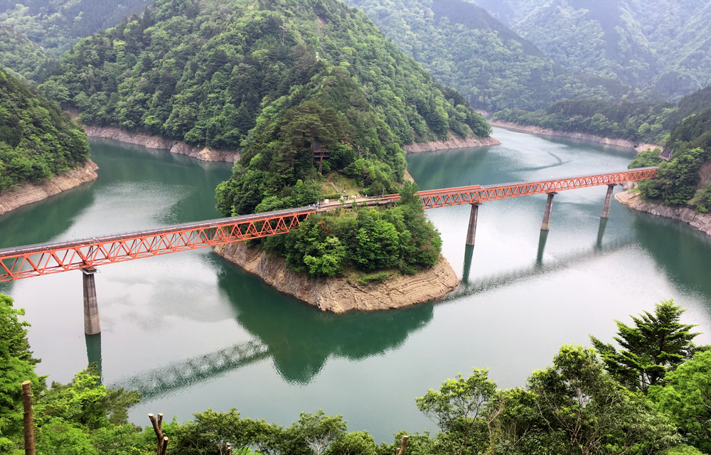 奥大井湖ジオラマ （大井川鐡道・奥大井湖上駅の全景 - キハ58